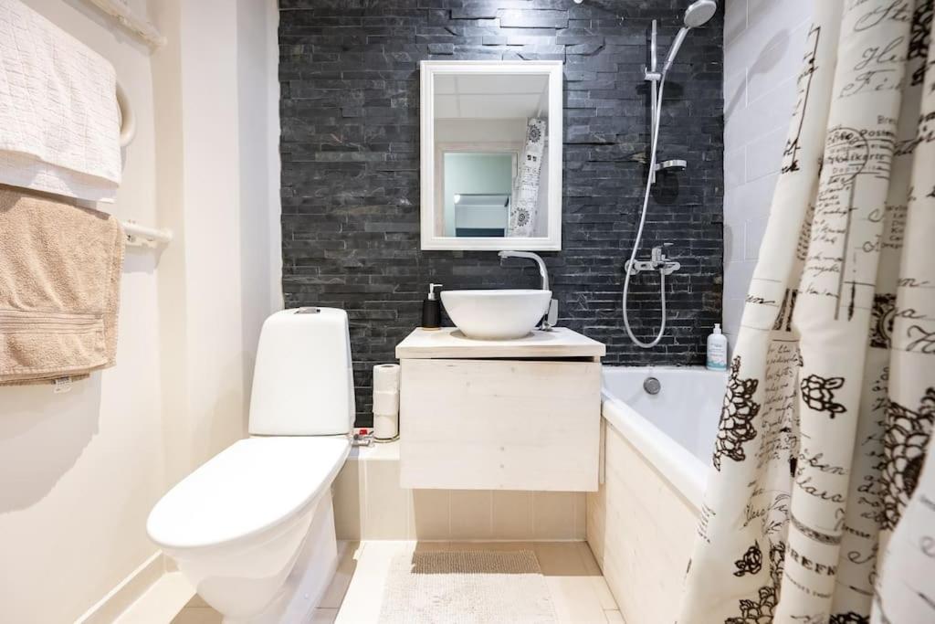 Convenient Close To Airport And Old Town Apartment